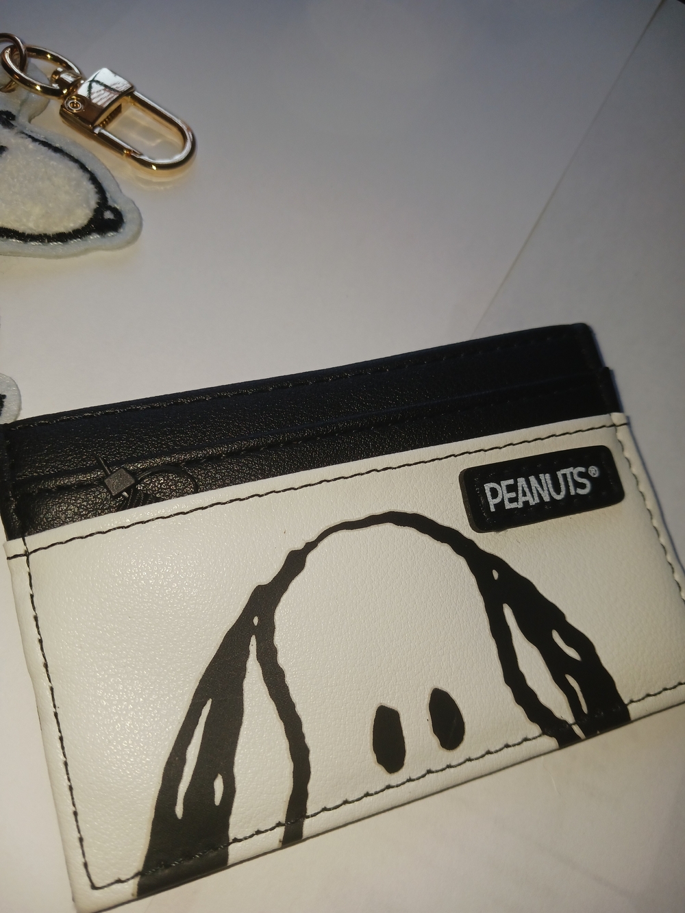 Peanuts Black & White Snoopy Cardholder with Snoopy Keychain - Picture 3 of 10